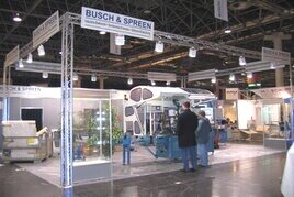 Abgehängtes Truss Messestand mit Spacewall Wänden